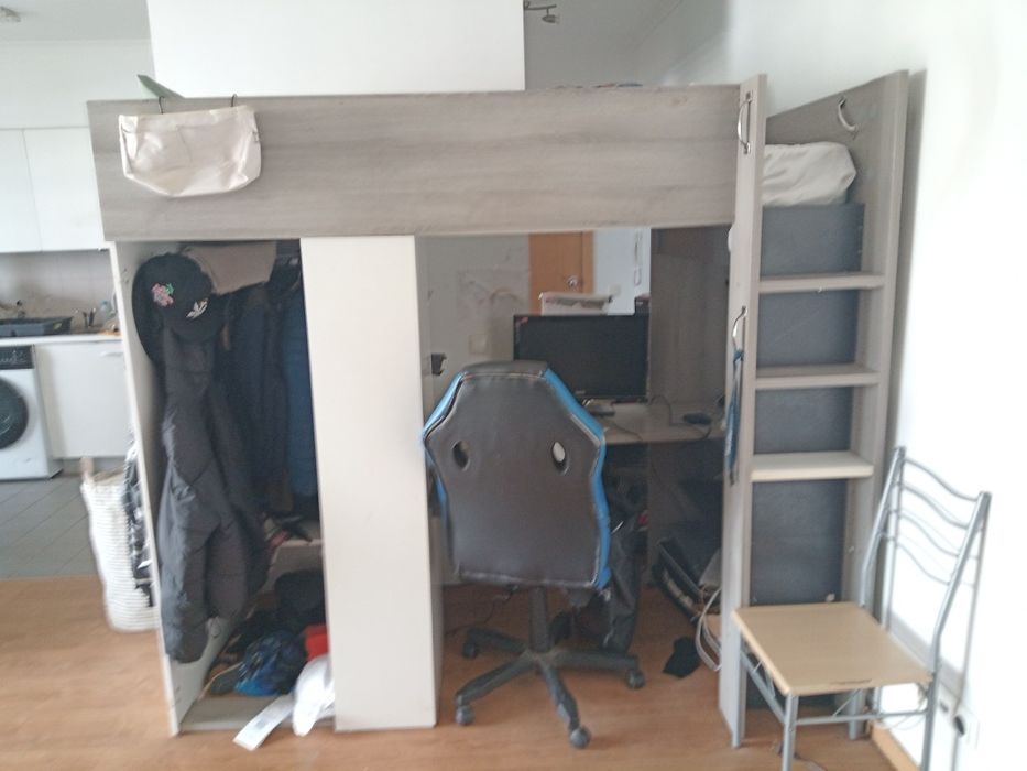 Cama alta com secretária