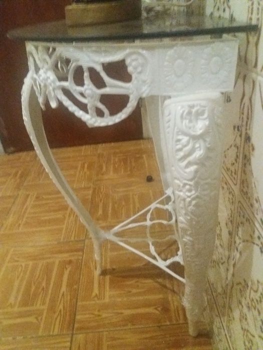 Mesa pintada em latão linda