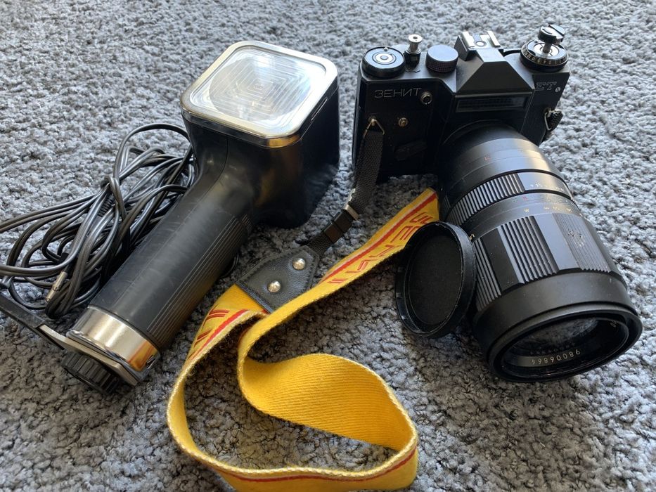 Aparat Zenit ET + obiektyw Jupiter 21M + lampa