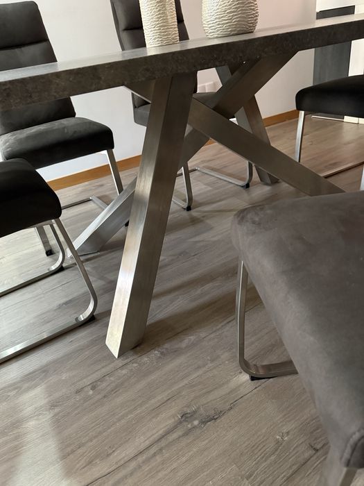 Mesa de sala com cadeiras