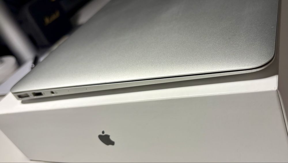 MacBook Air 13 (model z 2015 roku)