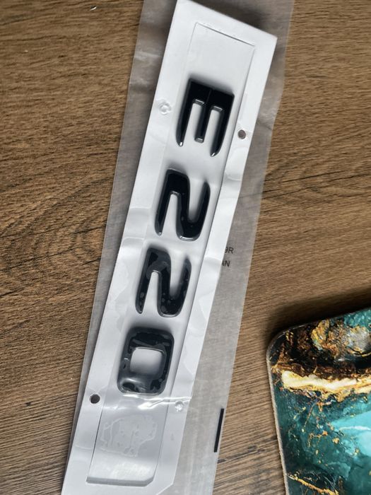 Czarny Emblemat Znaczek tył Mercedes E220 Czarny/Nowy!