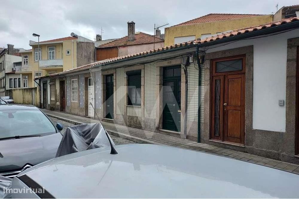 Moradia para renovar na Rua Fontinha - Baixa do Porto