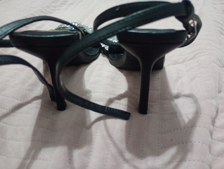 Czarne szpilki z kokardą