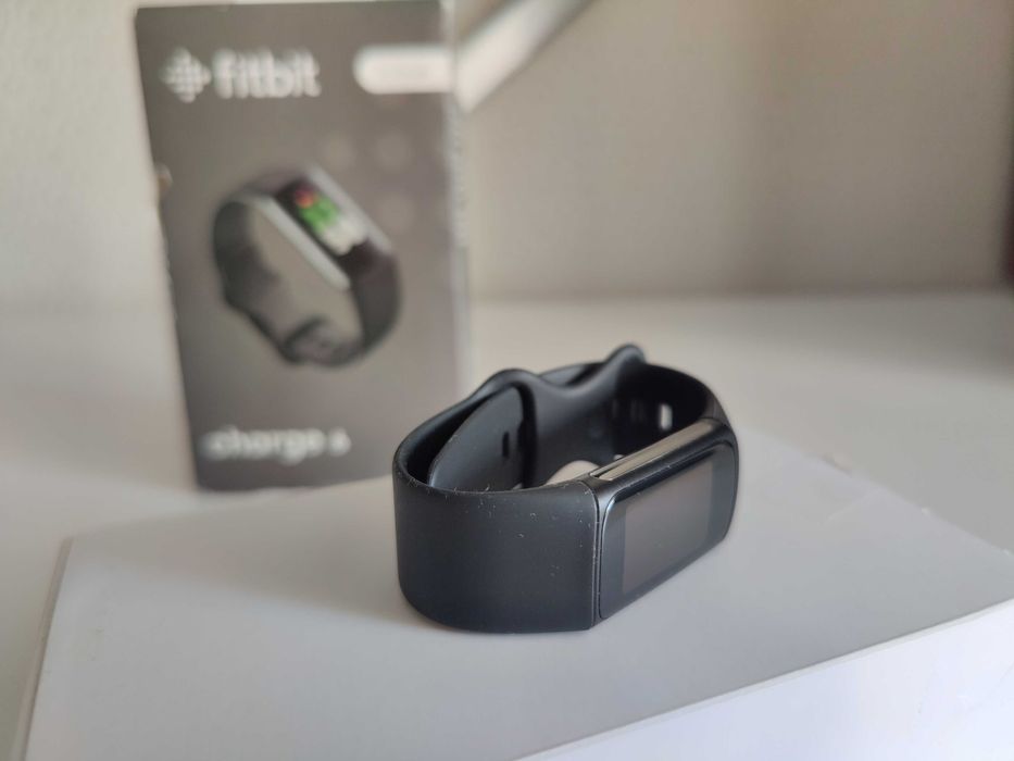 Fitbit Charge 6 by Google - новий фітнес-браслет / смарт-годинник