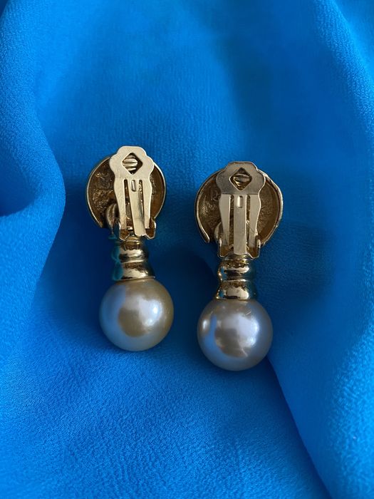 unikatowe pozłacane klipsy Joan Rivers old money grzechotki perły