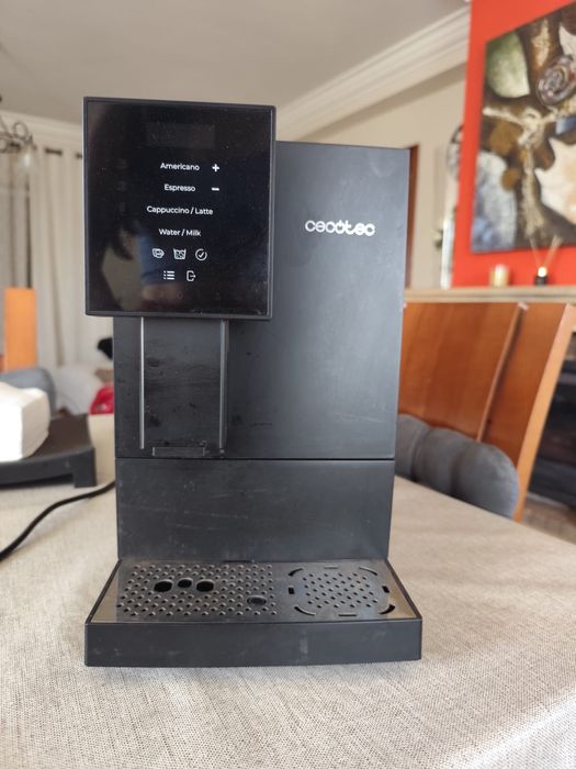 Máquina de café em grão com depósito de leite