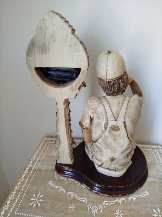 Lindo Relógio de Mesa em marfinite