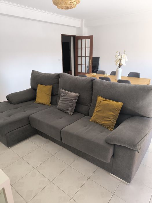 Sofá chaise longue de cor cinzento escuro em bom estado. É cómodo, esp