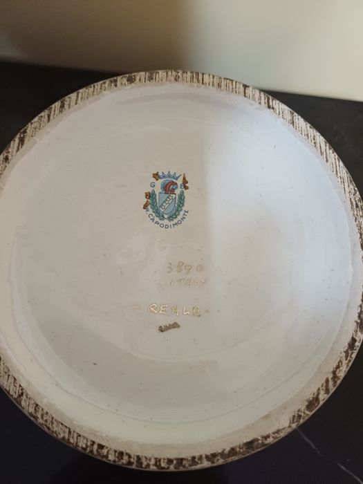 Peça decoração Capodimonte,  imagens em relevo,muito dourado. Capod