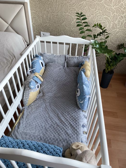 Дитяче ліжечко в білому кольорі з маятником