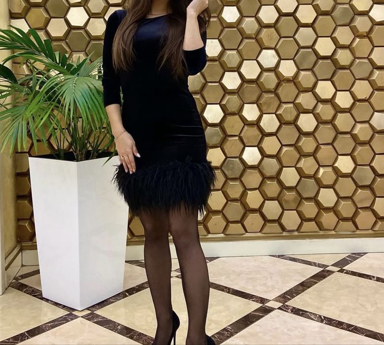 Батхатна сукня в чорному кольорі