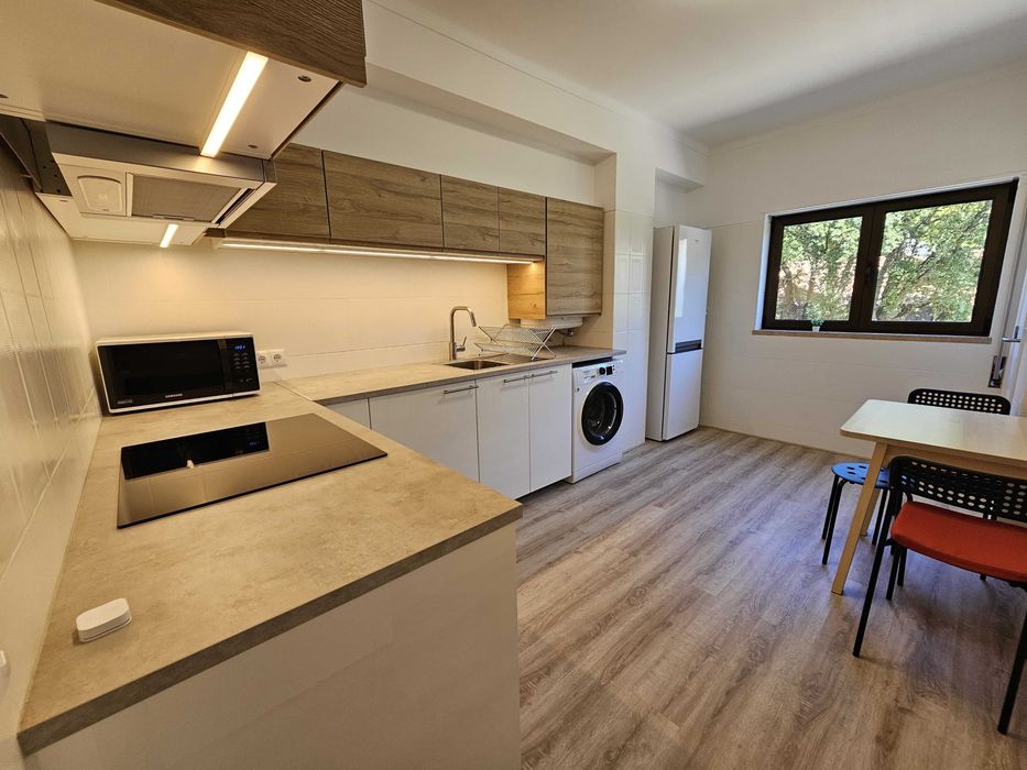 Quarto suite com varanda em apartamento remodelado e mobilado
