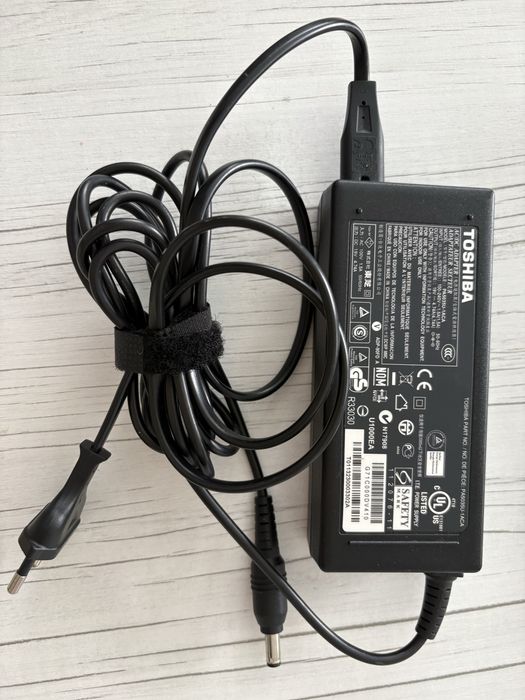 Toshiba i3 + SSD 240GB – Rápido – Ericeira