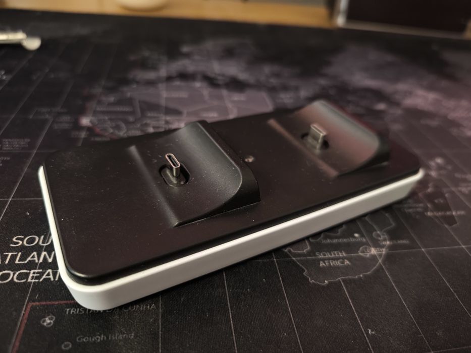 Stacja ładujaca padów dualsense.