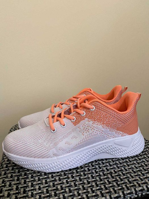 Кросівки жіночі.