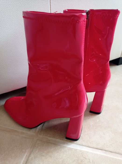 Botas vermelhas de verniz