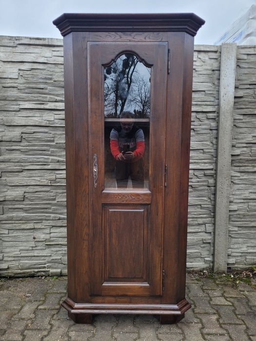 Elegancka witrynka narożna.