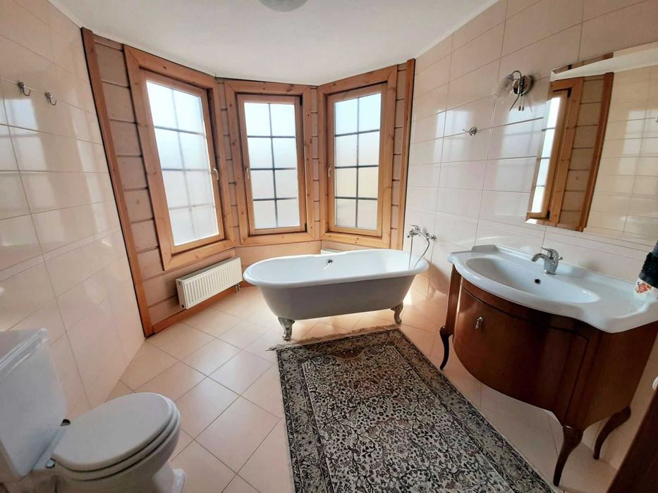 Дом 950кв. ,VIP уровня,на берегу озера, 7 спален.Бассейн с подогревом.