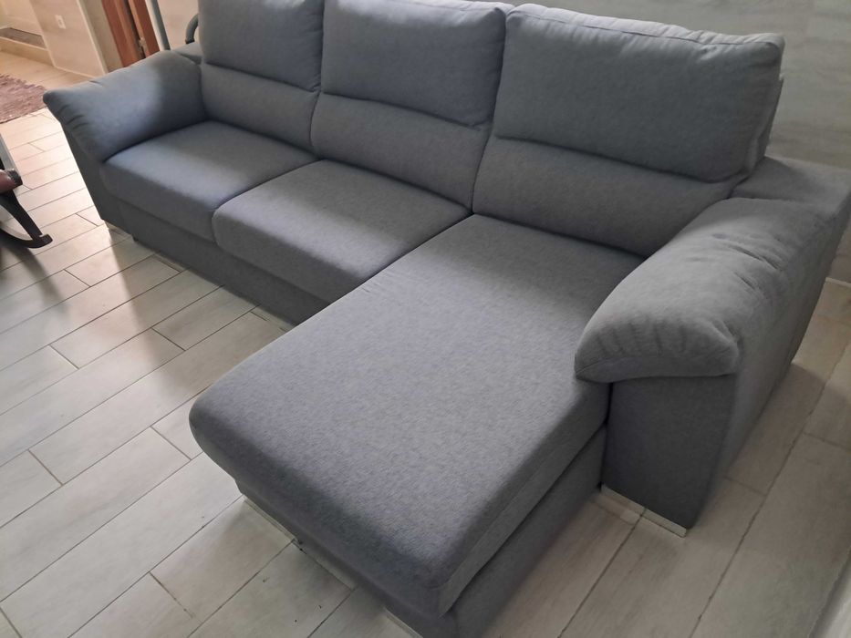 Sofá Chaise Long em estado novo.
