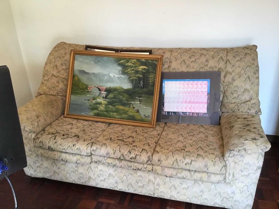 sofa de 3 lugares de pano com padrao tons castanho