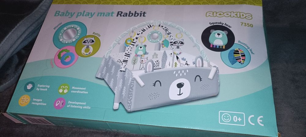 Mata interaktywna z zabawkami