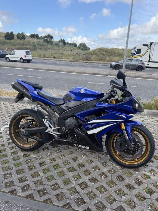 Yamaha YZF R1 —-