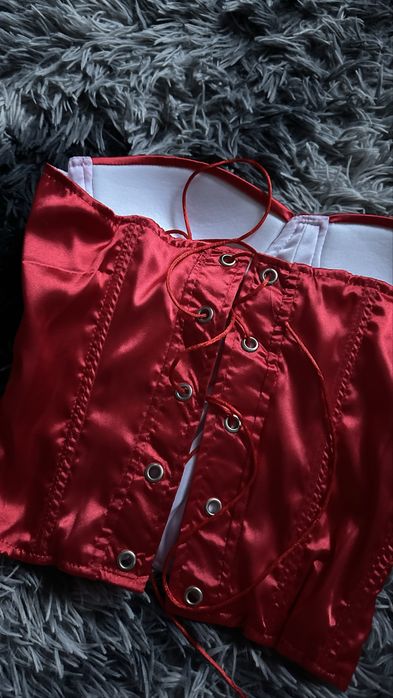 Червоний корсет з чашками