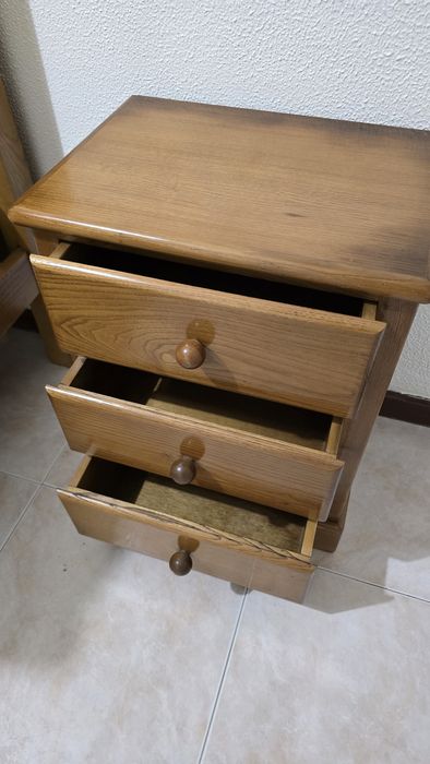 Mesa de cabeceira castanha de madeira (como nova).
Medidas:
Largura: 50 cm
Profundidade: 36 cm
Altura: 62 cm