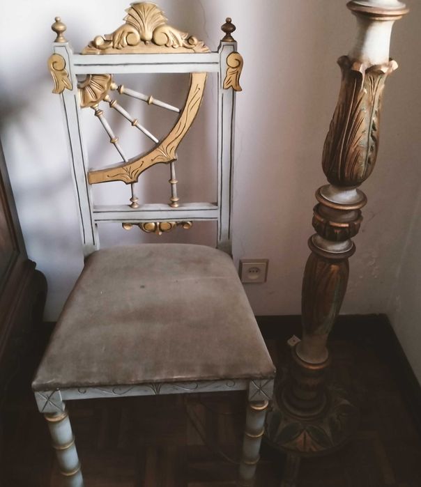 Candeeiro e Cadeira Antigos