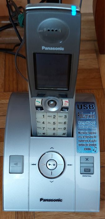 Telefon stacjonarny Panasonic.