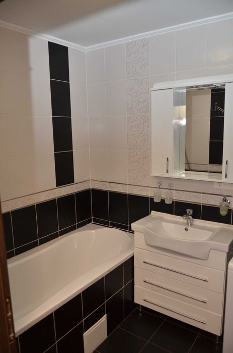 Біля басейну на 3 поверсі здається затишна 2-кімн. квартира з лоджією