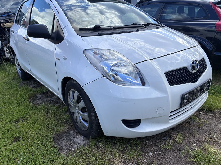 Totota Yaris II 1.4 d4d przod komplet maska zderzak lampy 068/08r
