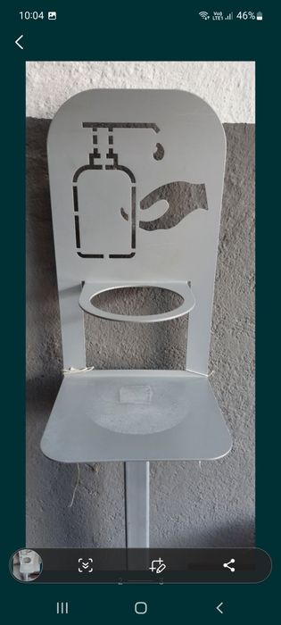 Stojak do dezynfekcji rąk.