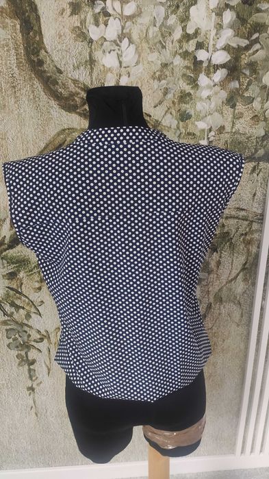 Bluzka bez rękawów w groszki
M / 38