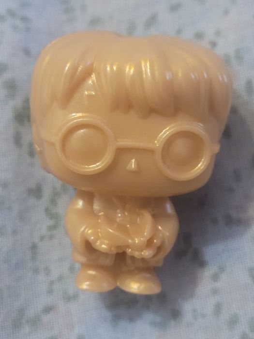 figurka Harry Pottera zlota