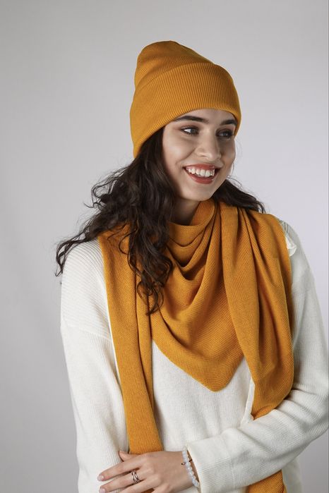 Однотонна подвійна шапка з відворотом, є багато кольорів