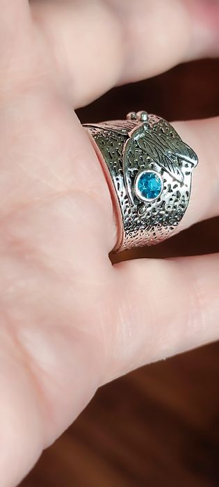 Srebrzysty pierscionek