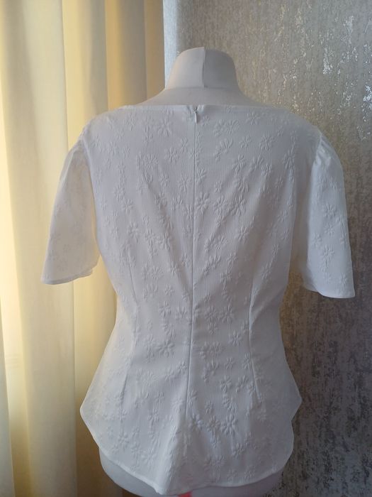 Біла блузочка з жаккарду