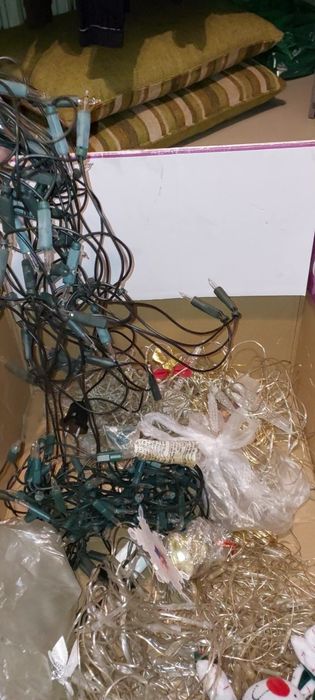 продам коробку с гирляндами( разными) есть обзор на youtube