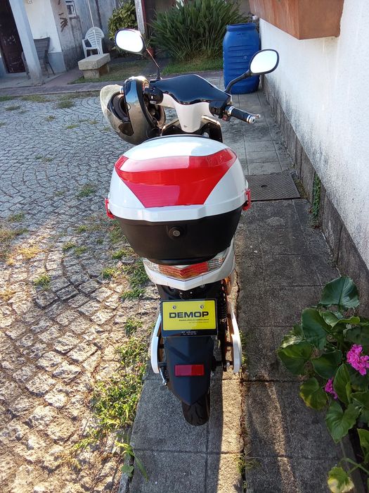 Scooter elétrica sem carta como nova Voltrich