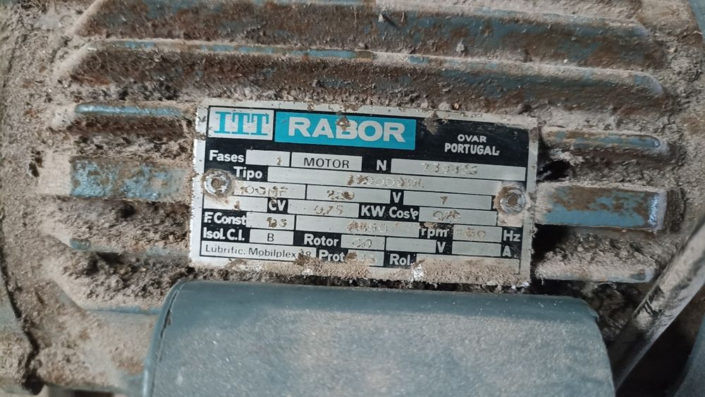 Esmagador de uvas antigo com motor