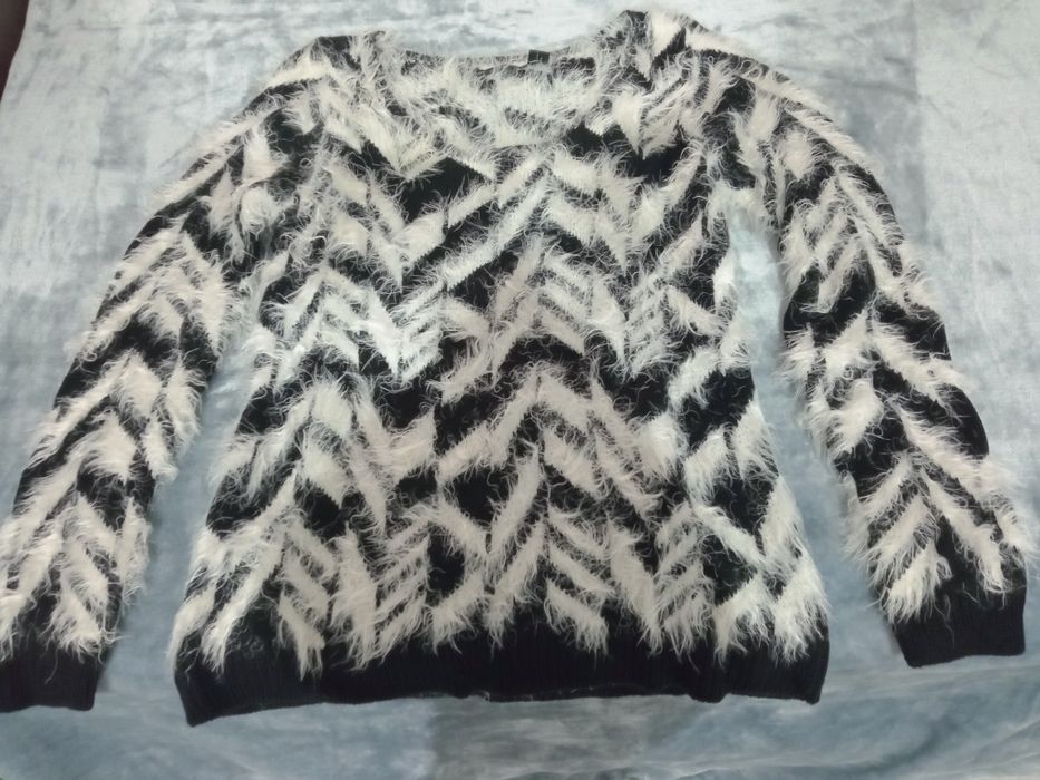 Camisola muito quentinha e peludinha (branco e preto) - tamanho M/L