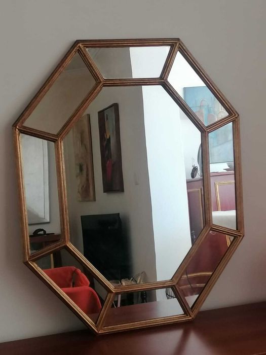 Espelho hexagonal dourado