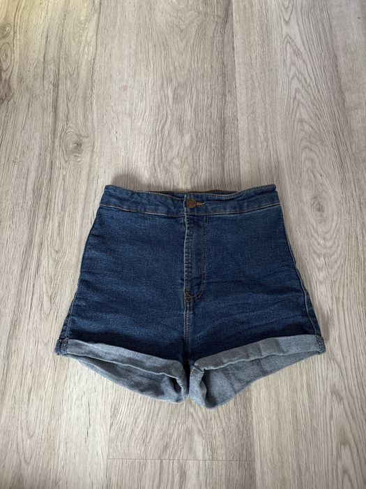 Krotkie spodenki jeansowe