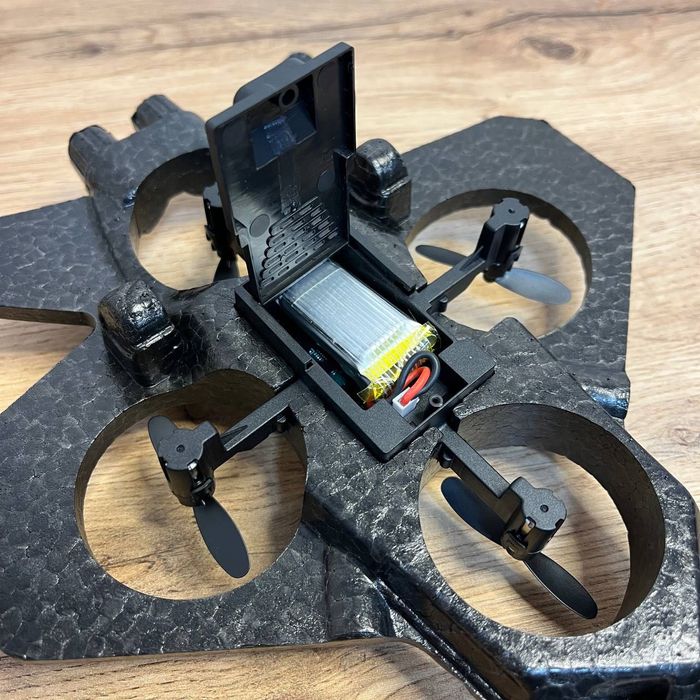 Іграшка-самоліт-квадрокоптер на радіоуправлінні