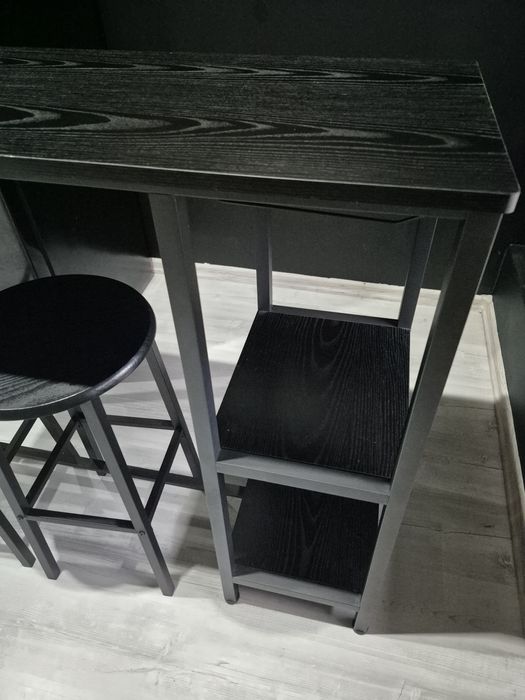 Stół barowy z dwoma krzesłami