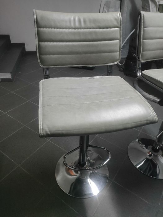 2 Cadeiras de Bar com elevação