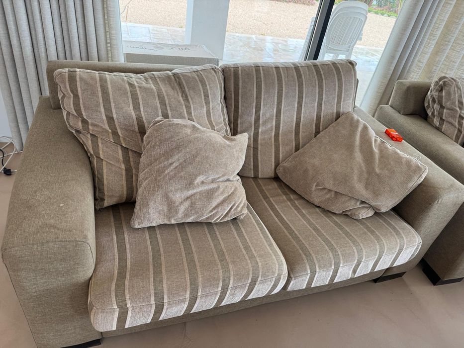 Sofá e cadeiras todas apenas 80 anos