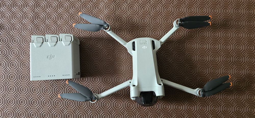 Vendo drone DJI MINI 3 Pro Fly more Combo

Em muito bom estado.

Inclu